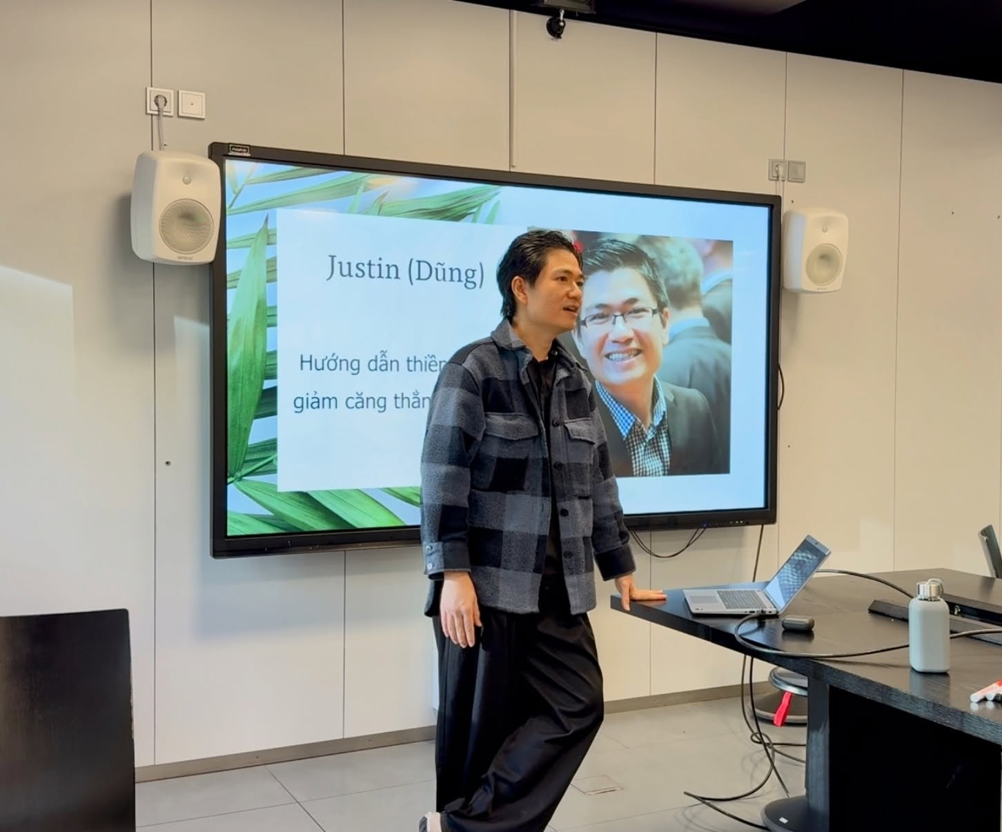 Justin Nguyễn đang diễn thuyết trên sân khấu